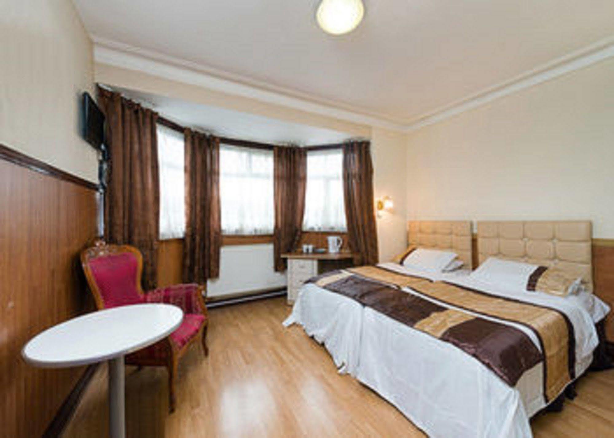 Bed & Breakfast Golders 5*